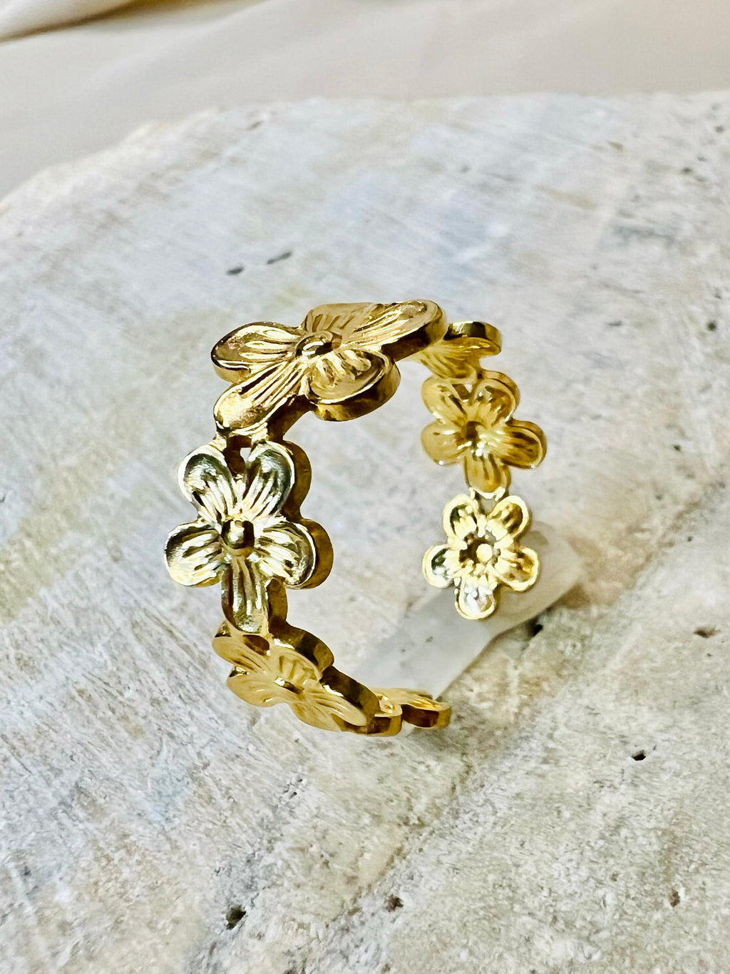 Florette Curve — gold-plated stainless steel ring by Arayeh