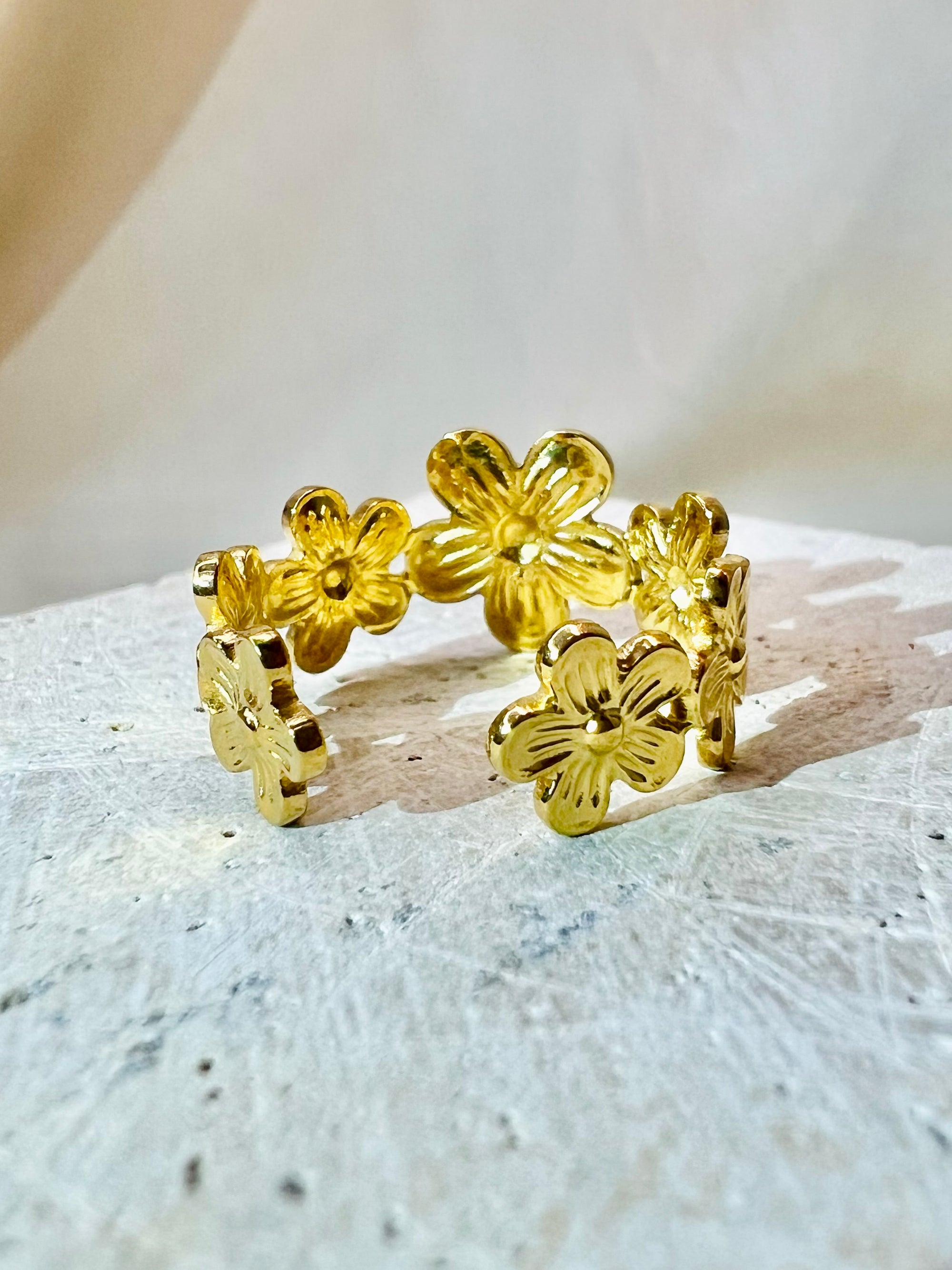 Florette Curve — gold-plated stainless steel ring by Arayeh, view 3
