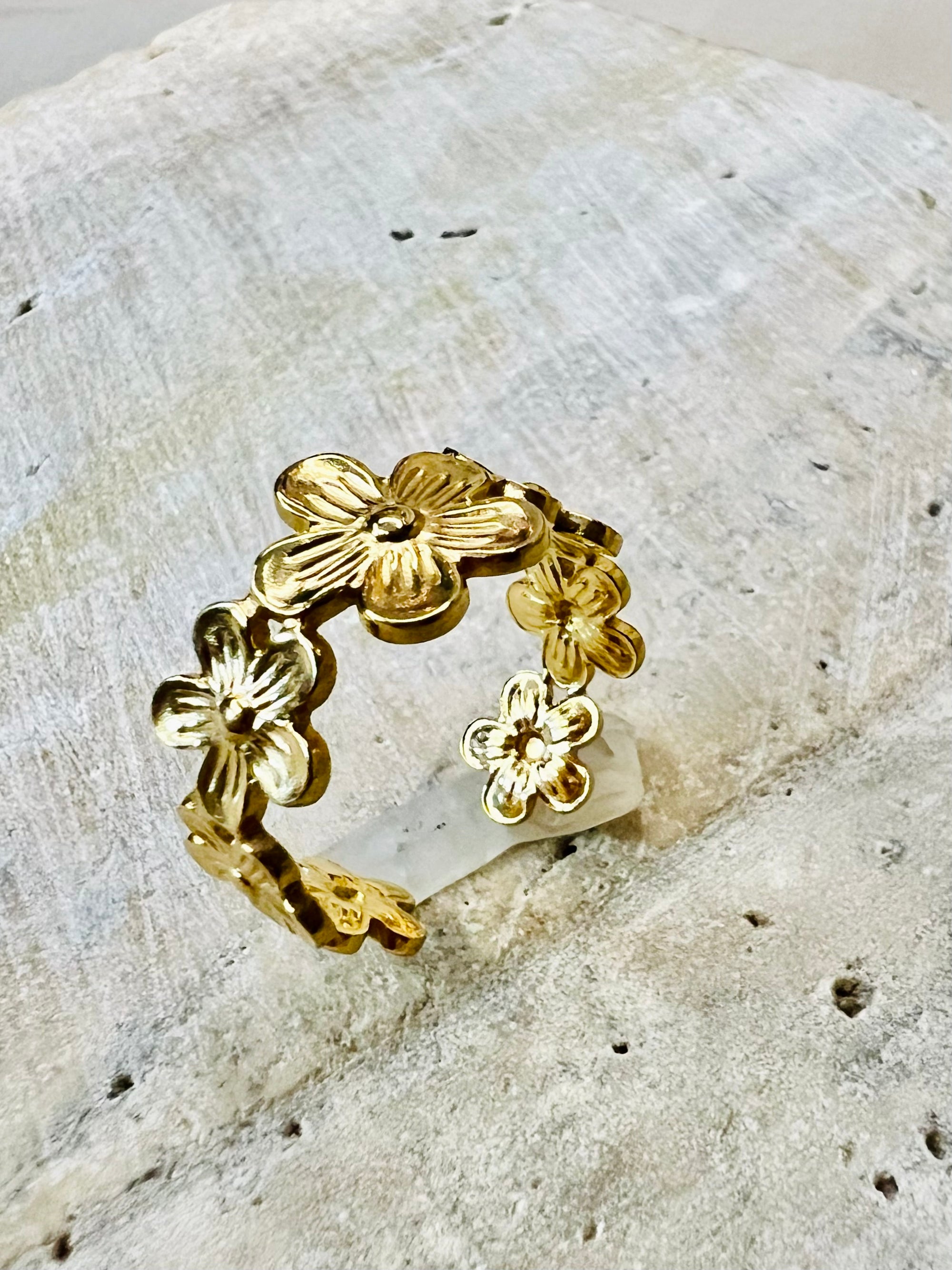 Florette Curve — gold-plated stainless steel ring by Arayeh, view 4